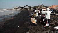 Pihak Pertamina Hulu Energi Offshore North West Java (PHE ONWJ) pun sedang mengumpulkan ceceran minyak mentah di sejumlah pantai Kabupaten Karawang.