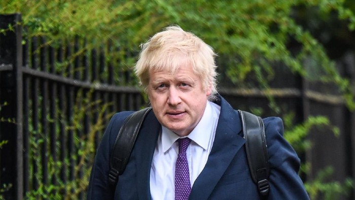 LONDON, ENGLAND - FEBRUARY 07:  Foreign Secretary Boris Johnson passes Carrie Symonds as he leaves the Conservative party Black and White Ball at Natural History Museum on February 7, 2018 in London, England. The ball is a fundraising event for the political party where donors pay to spend the evening with cabinet ministers and the Prime Minister.  (Photo by Chris J Ratcliffe/Getty Images)