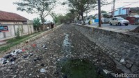 Anak Sungai Cisadane di Teluk Naga, Tangerang mengalami kekeringan, Rabu (24/7/2019).