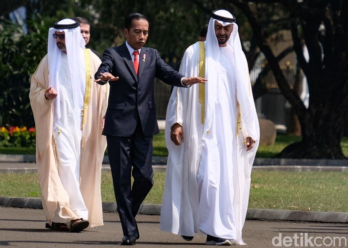 Presiden Joko Widodo bersama Putra Mahkota Abu Dhabi Sheikh Mohamed bin Zayed al Nahyan di Istana Bogor (Foto: Andhika/detikcom) Presiden Joko Widodo bersama Putra Mahkota Abu Dhabi Sheikh Mohamed bin Zayed al Nahyan di Istana Bogor (Foto: Andhika/detikcom)