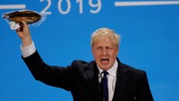 Berdasarkan ketentuan, Theresa May akan mengajukan pengunduran diri secara resmi kepada Ratu Elizabeth pada Rabu (24/7) dan Johnson akan secara resmi melakukan audisi dengan Ratu Inggris itu di Istana Buckingham. REUTERS/Peter Nicholls/File Photo.