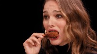 Hadir di salah satu sesi wawancara, Natalie berani menyantap chicken wings yang sudah berlumur bumbu pedas. Meskipun setelah itu ia langsung meminum susu untuk meredakan rasa pedas. Foto: Istimewa/Instagram @natalieportman