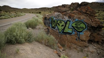 Nevada Test and Training Range adalah area di mana Angkatan Udara menguji dan melatih pesawat tempur. Kami tak membicarakan soal pengamanannya secara spesifik, tapi usaha apapun untuk memasuki instalasi militer secara ilegal adalah berbahaya, tandasnya. Foto: Associated Press