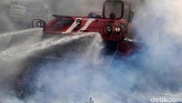 Kelebihan lainnya, Damkar ini juga mampu menyuntik air ke dalam tanah yang kering untuk membantu madamkan api.