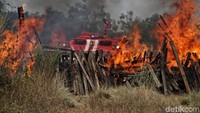 Tank Damkar ini diklaim mampu menerobos hingga ke titik pusat kebakaran, seperti di lahan gambut atau hutan.