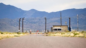 Area 51 adalah wilayah terpencil dan medannya berat. Mobil kehabisan bensin, orang tersesat di gurun, hal-hal semacam itu. Mungkin terlihat mudah di layar komputer namun kenyataannya tidak begitu, kata Nick Pope, mantan penyelidik UFO di Departemen Pertahanan Inggris. Foto: Getty Images