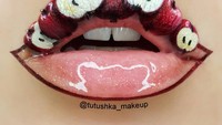 Apel juga jadi buah segar lain yang dijadikan tema lip artnya. Berkat karyanya, akun Instagram miliknya sudah diikuti oleh 44,9 ribu pengguna. Foto: Instagram tutushka_makeup