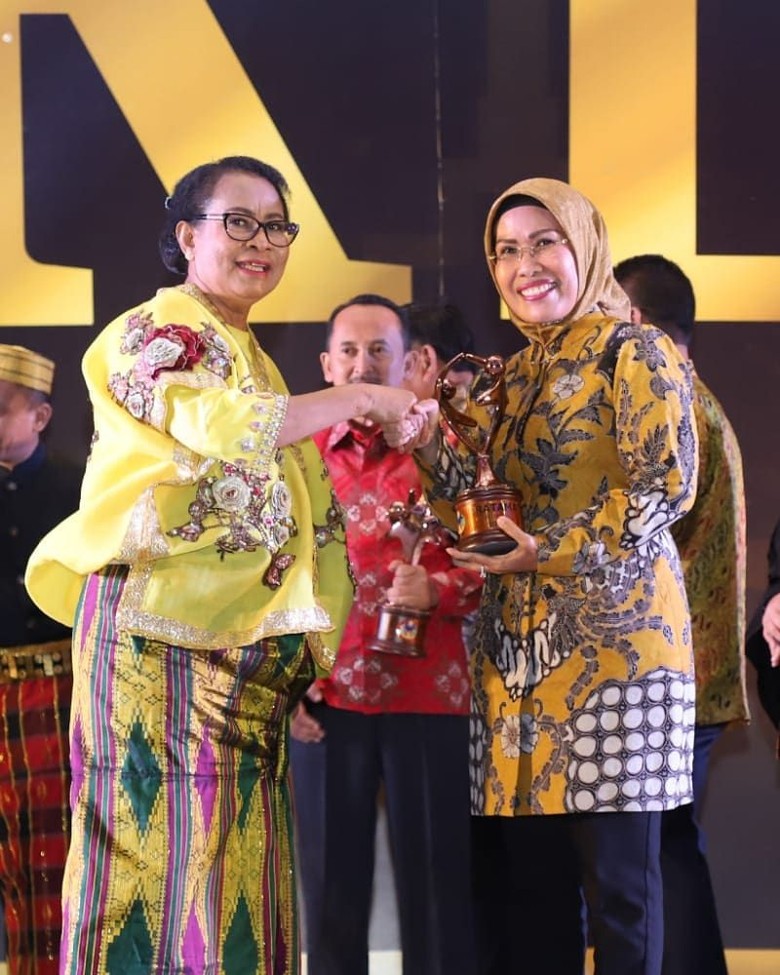 Bupati Serang Terima Penghargaan Kabupaten Layak Anak Bupati Serang Terima Penghargaan Kabupaten Layak Anak