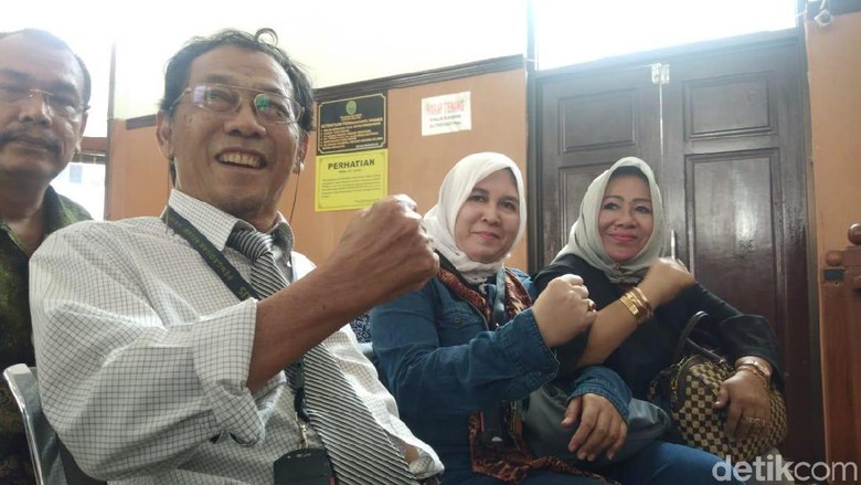 Hadiri Sidang, Asma Dewi dan Sri Bintang Beri Support ke Kivlan Hadiri Sidang, Asma Dewi dan Sri Bintang Beri Support ke Kivlan