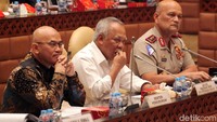 Menteri PUPR Basuki Hadimuljono menghadiri rapat kerja di Komisi V DPR RI.