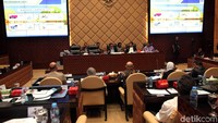 Rapat dimulai pada pukul 14.45. Rapat mundur sedikit dari jadwal yang diagendakan pada pukul 14.00 WIB. 