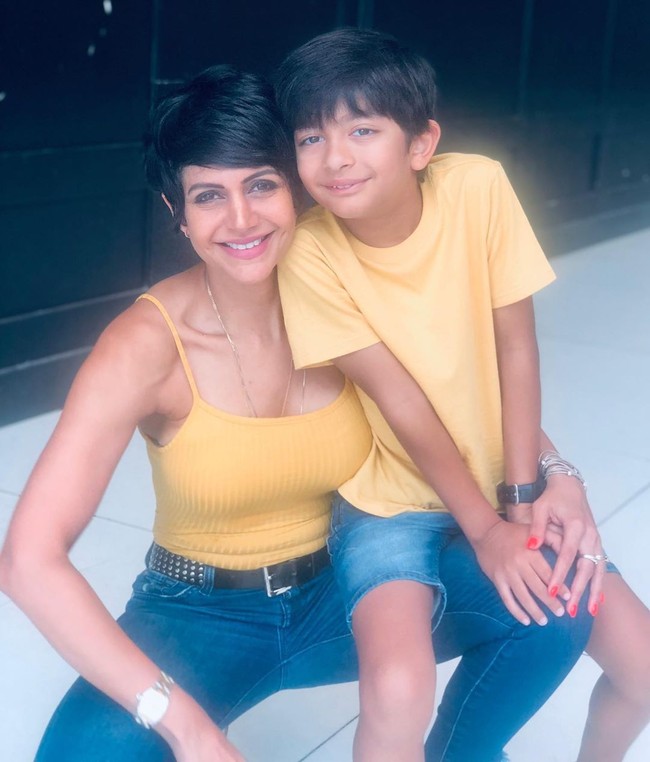 Seperti dikutip dari Hindustan Times, tubuh seksi Mandira Bedi di usia 47 tidak didapatnya dengan instan. Dia mulai serius menjalani olahraga dan diet saat diminta menjadi pembawa acara Fear Factor: Khatron Ke Khiladi pada 2008. Saat itu aku pikir jika aku harus memakai celana pendek di televisi nasional, aku harus memiliki tubuh yang bagus. Saat itulah aku mulai memakai pelatih pribadi, ujarnya. Foto: Instagram @mandirabedi