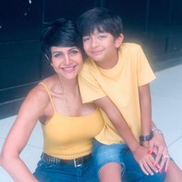 Seperti dikutip dari Hindustan Times, tubuh seksi Mandira Bedi di usia 47 tidak didapatnya dengan instan. Dia mulai serius menjalani olahraga dan diet saat diminta menjadi pembawa acara Fear Factor: Khatron Ke Khiladi pada 2008. Saat itu aku pikir jika aku harus memakai celana pendek di televisi nasional, aku harus memiliki tubuh yang bagus. Saat itulah aku mulai memakai pelatih pribadi, ujarnya. Foto: Instagram @mandirabedi