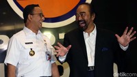 Anies dan Surya Paloh tampak tertawa lepas saat jumpa pers di DPP Partai Nasdem, Jakarta, Rabu (24/7/2019).