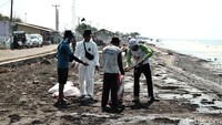 Nantinya, setelah tumpahan minyak tersebut dikumpulkan di dalam karung, tumpahan minyak itu akan dimusnahkan di perusahaan pengolahan limbah di Bogor.