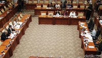 Rapat digelar di gedung DPR, Senayan, Jakarta, dan dipimpin oleh Ketua Komisi III dari F-Golkar Aziz Syamsuddin.
