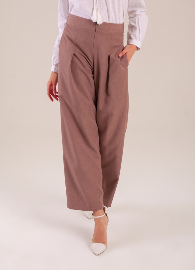 Celana palazzo lain yang patut dipertimbangkan adalah pilihan dari brand Impromptu ini. Terra Basic Pallazo Pants ini cocok dipadukan dengan kemeja atau blus untuk bekerja. Meski berpotongan high waist, item seharga Rp 298 ribu berikut hadir dengan bagian pinggang berkaret sehingga nyaman. Foto: Dok. Bobobobo