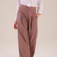 Celana palazzo lain yang patut dipertimbangkan adalah pilihan dari brand Impromptu ini. Terra Basic Pallazo Pants ini cocok dipadukan dengan kemeja atau blus untuk bekerja. Meski berpotongan high waist, item seharga Rp 298 ribu berikut hadir dengan bagian pinggang berkaret sehingga nyaman. Foto: Dok. Bobobobo