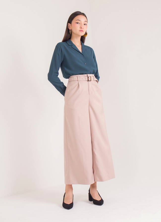 Anda mungkin sering memakai celana berpotongan lurus untuk bekerja. Agar penampilan lebih segar, coba terapkan celana bersiluet A-line dengan warna pink muda seperti ini. Adapun ikat pinggang yang membuat Gita Pants dari Earth, Music & Ecology seharga Rp 689 ribu semakin menarik. Foto: Dok. Bobobobo