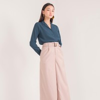 Anda mungkin sering memakai celana berpotongan lurus untuk bekerja. Agar penampilan lebih segar, coba terapkan celana bersiluet A-line dengan warna pink muda seperti ini. Adapun ikat pinggang yang membuat Gita Pants dari Earth, Music & Ecology seharga Rp 689 ribu semakin menarik. Foto: Dok. Bobobobo