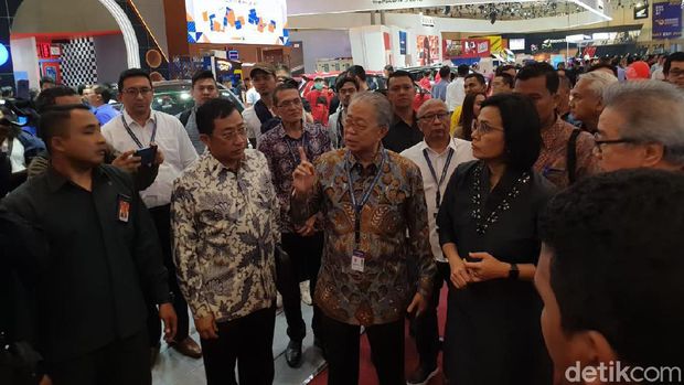 Sri Mulyani mengunjungi aneka booth di GIIAS didampingi Ketum Gaikindo Yohannes Nangoi