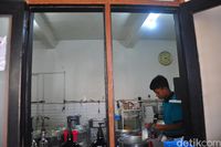 Di 'Susu Moeria' yang Berusia 81 Tahun Ini Masih Bisa Minum Susu Sapi Murni