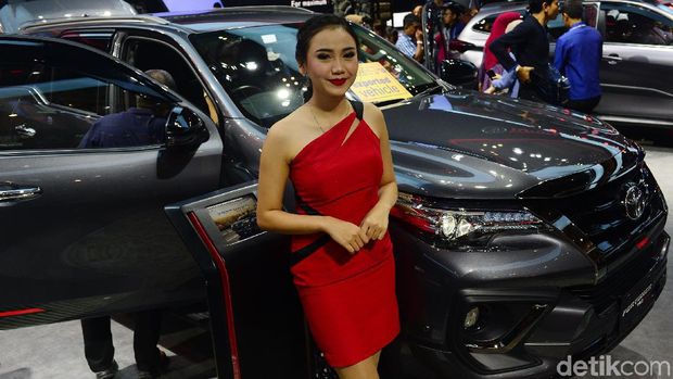 Toyota memboyong tiga mobil baru di pameran Gaikindo Indonesia International Auto Show (GIIAS) 2019. Satu di antaranya merupakan salah satu SUV andalan Toyota yakni Fortuner TRD Sportivo. Fortuner hadir dengan tampilan eksterior baru dan terlihat lebih gahar.