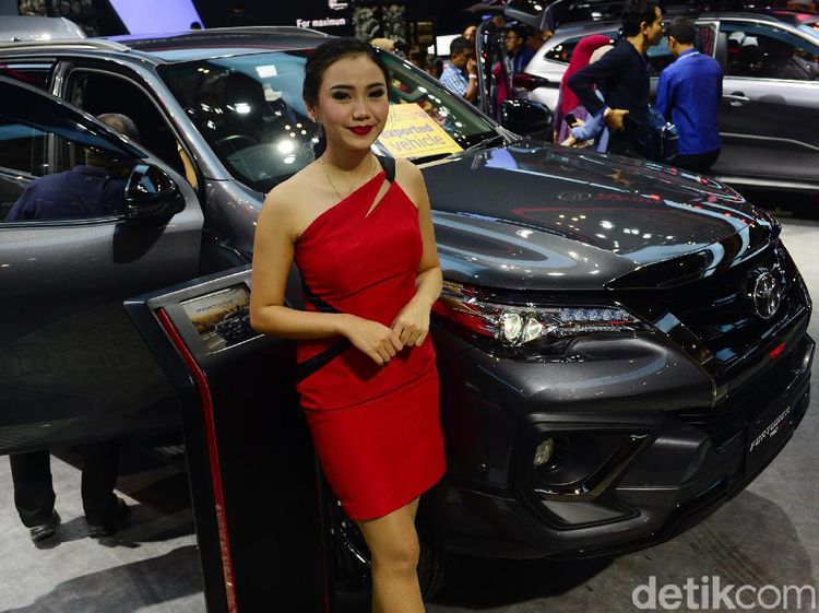 Tampang Fortuner Terbaru, Bagasi Bisa Dibuka Pakai Kaki