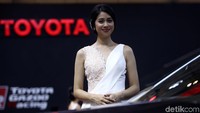 Senyum selalu menghias bibir mereka.