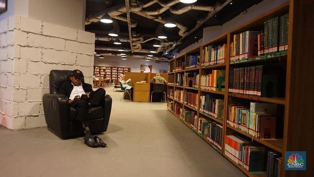 Freedom Library (Wanti Puspa Gustiningsih)Perpustakaan Freedom berdiri sejak pertengahan tahun 2002. Berlokasi di Wisma Bakrie, Jl. H. R. Rasuna Said No.Kav, B-1, RT.11/RW.2, Kuningan, Karet Kuningan, Menteng, South Jakarta CityPerpustakaan Freedom buka Senin-Jumat pukul 09.00-16.30 WIB. Untuk Sabtu, Minggu, dan libur nasional perpustakaan tutup.Jika ingin berkunjung, pengunjung tidak dikenakan biaya masuk atau ‘free’. Petugas hanya meminta untuk mengisi buku tamu. Perpustakaan Freedom memiliki sekitar 13 ribu koleksi buku mulai dari Filsafat, Agama, Sastra, Sejarah, Biografi, Ekonomi, dan Artikel.Sayangnya, tidak ada peminjaman buku di sana. Pengunjung hanya dapat membaca di tempat atau meng-copy buku dengan biaya Rp 200 per lembar.Persyaratan menjadi member, hanya mengisi formulir dan memberikan kartu identitas tanpa dikenakan biaya apapun. Jika kartu anggota hilang, akan dikenakan denda Rp 5 ribu sebagai biaya pembuatan kartu baru.Adapun fasilitas yang diberikan, di antaranya wifi gratis, sambungan listrik, Air Conditioner, foto copy, ruang meeting kapasitas 10 orang. Ruang meeting disediakan gratis bagi member perpustakaan, dan untuk perusahaan akan dikenakan biaya Rp 100 ribu per jam. (վ/Wanti Puspa Gustiningsih)