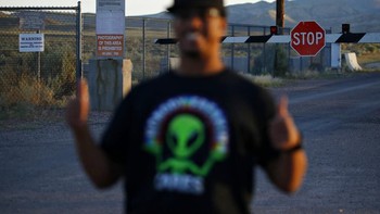 Wilayah di balik gerbang itulah yang diduga banyak menyimpan misteri soal alien oleh penggemar teori konspirasi. Foto: Associated Press