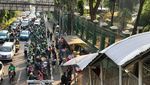 Potret Ojol Tumpah Ruan Depan Stasiun Palmerah