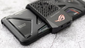 Baterai yang terpasang sangat jumbo, 6.000 mAh. Agar cepat terisi, Asus melengkapi teknologi pengisian cepat 30W. Foto: Sina Mobile