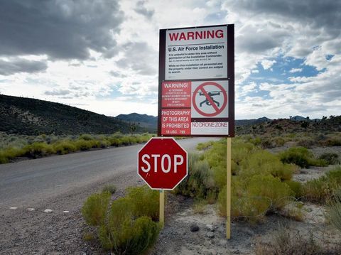 Papan peringatan di dekat Area 51 yang melarang publik untuk mendekat