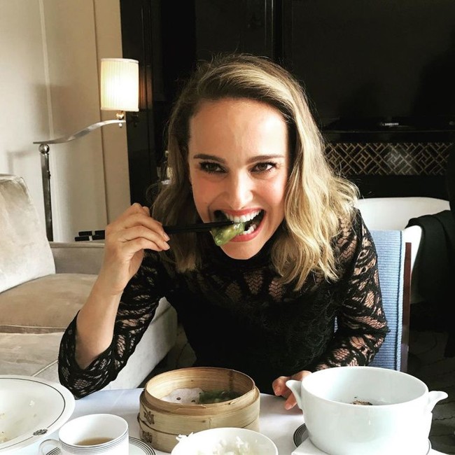 Natalie Portman menerapkan pola makan yang cukup ketat tanpa daging dan olahan susu. Tak dapat nutrisi dari daging, ia pun suntik B12 sebulan sekali dan mengonsumsi beberapa vitamin. Foto: Istimewa/Instagram @natalieportman