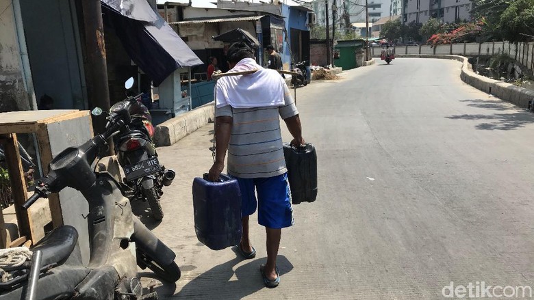 Cerita Waluyo Pikul 50 Jeriken untuk Warga Muara Baru yang Krisis Air Bersih Cerita Waluyo Pikul 50 Jeriken untuk Warga Muara Baru yang Krisis Air Bersih