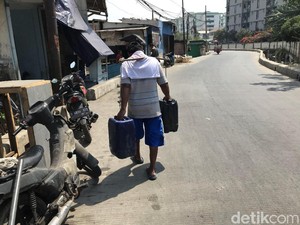 Cerita Waluyo Pikul 50 Jeriken untuk Warga Muara Baru yang Krisis Air Bersih