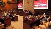 Pada rapat kali ini, DPR bersama pemerintah membahas evaluasi penanganan arus mudik Lebaran 2019.