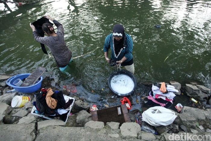 Potret Warga Mencuci  Baju  di  Sungai  Cisadane Tangerang 