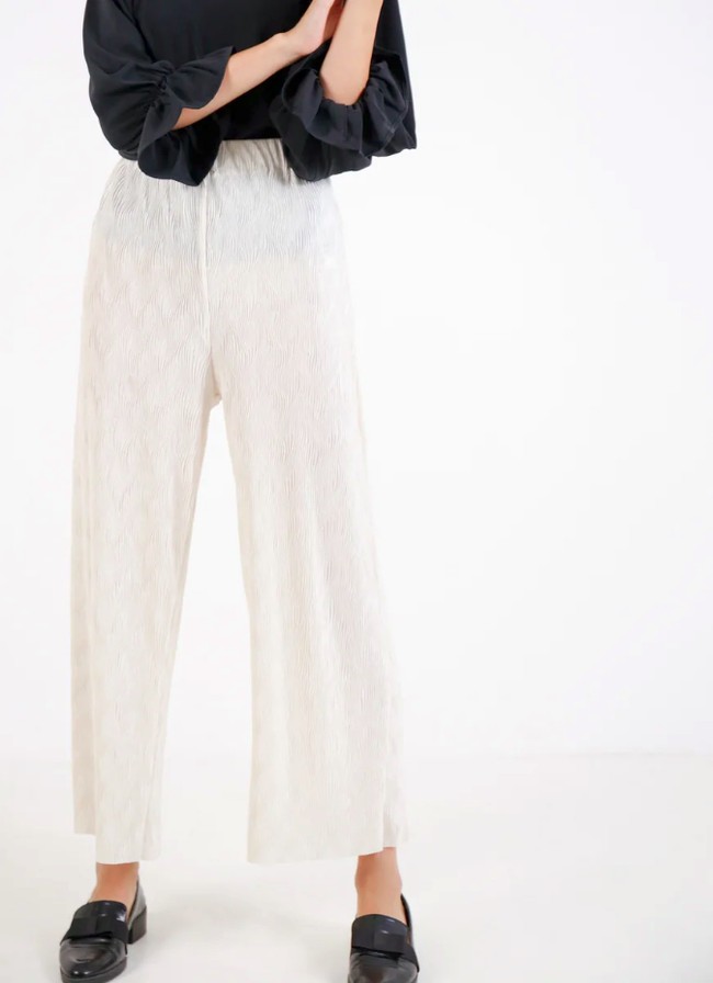 Celana putih juga patut dimiliki. Pilihan dari brand Bown ini pun unik karena dihadirkan dengan material viscose. Punya bahan ringan yang berkesan santai, Anda dapat memadukann Sarah Pants seharga Rp 349 ribu itu dengan atasan yang lebih terlihat rapi atau formal. Foto: Dok. Bobobobo