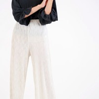 Celana putih juga patut dimiliki. Pilihan dari brand Bown ini pun unik karena dihadirkan dengan material viscose. Punya bahan ringan yang berkesan santai, Anda dapat memadukann Sarah Pants seharga Rp 349 ribu itu dengan atasan yang lebih terlihat rapi atau formal. Foto: Dok. Bobobobo