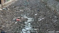 Air di sungai ini mengering karena musim kemarau yang melanda Indonesia.