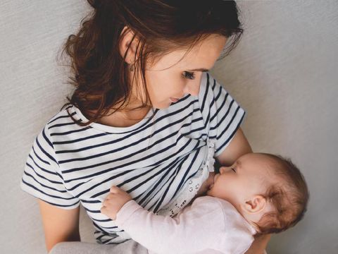 Ilustrasi seorang ibu yang menyusui anaknya