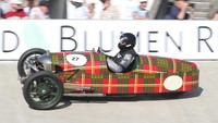 Peserta bernama Cyril Gautier mengendarai mobil Morgan Aero Sport beroda tiga tahun 1934 di ajang balapan Oerlikon.