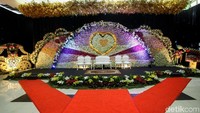 Selain membuat bunga papan, sebelumnya Pasar Rawa Belong mencatatkan nama di Rekor Muri dengan Pelaminan Terpanjang dari 24.000 tangkai bunga mawar.