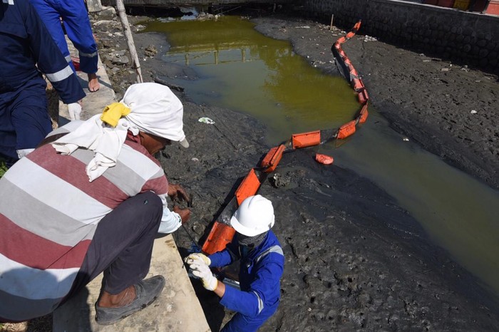 Pertamina Bersihkan Pantai Laut Jawa dari Tumpahan Minyak