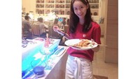 Bukti lain kalau Yoona benar-benar happy bisa kulineran dan jalan-jalan di Bali. Eits! Kelihatan ada sate di piringnya. Foto: Instagram yoona_lim