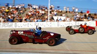 Christoph Karle yang mengendarai mobil sport Lagonda 1938 berada di depan peserta lainnya yang mengendarai mobil Bugatti Type 51 di ajang balapan Oerlikon.