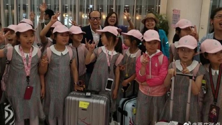 Li Ka Shing bertemu dengan anak-anak di Jepang (dok. Zhang Zhuo/Weibo) Li Ka Shing bertemu dengan anak-anak di Jepang (dok. Zhang Zhuo/Weibo)