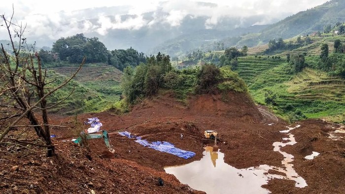 This overview taken on July 24, 2019 shows excavators working at the site of a landslide in Liupanshui in Chinas southwestern Guizhou province. - Eleven people have died and 42 are missing after heavy rains triggered a landslide in southwest Chinas Guizhou province, the government said on July 24. (Photo by STR / AFP) / China OUT